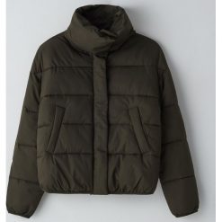 Kurtka puffer z wysokim kołnierzem - Khaki. Brązowe kurtki damskie Cropp, s, bez wzorów, bez kaptura. Za 159,99 zł.