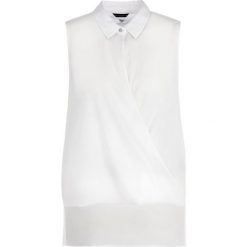 Bluzka Guess W93H79 WAF20. Czarne bluzki damskie Guess, s, z aplikacjami, z poliesteru, bez kołnierzyka, bez rękawów. W wyprzedaży za 169,00 zł.