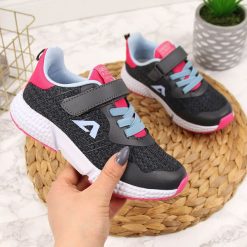 Buty sportowe dziewczęce na rzep szare American Club - szary. Szare buty dziewczęce sportowe American CLUB, bez wzorów, bez zapięcia. Za 50,00 zł.