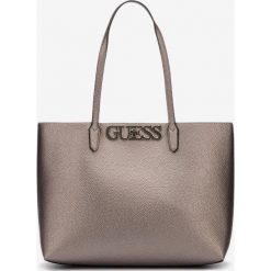 Guess Uptown Chic Barcelona Torebka Srebrny Beżowy. Szare torebki klasyczne damskie Guess, z aplikacjami, z poliesteru, bez dodatków. Za 566,95 zł.