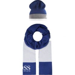 BOSS ATHLEISURE GIFT SET Szal navy. Niebieskie szaliki męskie marki BOSS Athleisure, bez wzorów, z bawełny. W wyprzedaży za 356,85 zł.