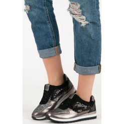 BUTY SPORTOWE Z CEKINAMI. Różowe buty sportowe damskie marki Merg, bez wzorów, bez zapięcia. Za 77,00 zł.