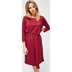 Sukienka z wiązaniem. Sukienki damskie Moodo, xl, bez wzorów, bez kołnierzyka, bez rękawów. Za 59,99 zł.
