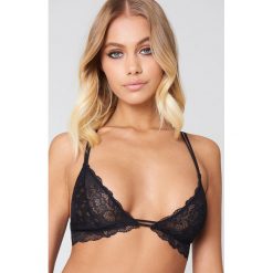 NA-KD Lingerie Koronkowy biustonosz Multistrap - Black. Czarne biustonosze NA-KD Lingerie, w koronkowe wzory, z koronki. W wyprzedaży za 30,47 zł.