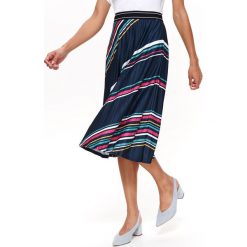 Plisowana spódnica w kolorowe paski. Spódniczki damskie Top Secret, na lato, w paski, z tkaniny, eleganckie, midi. W wyprzedaży za 49,99 zł.