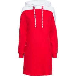 Sukienka dresowa bonprix truskawkowo-biały. Czerwone sukienki damskie bonprix, bez wzorów, z dresówki, bez kołnierzyka, bez rękawów. Za 89,99 zł.