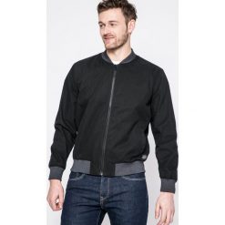 Levi's - Kurtka bomber. Czarne płaszcze męskie marki Levi's®, s, bez wzorów, z bawełny, krótkie, bez kaptura. W wyprzedaży za 199,90 zł.