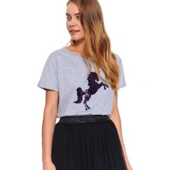 T-shirt z cekinową aplikacją. Szare t-shirty damskie Top Secret, z aplikacjami, z bawełny, bez kołnierzyka. W wyprzedaży za 29,99 zł.