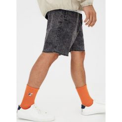 Wysokie skarpetki z haftowanym psem. Szare skarpetki męskie marki Pull&Bear, z haftami. Za 29,90 zł.