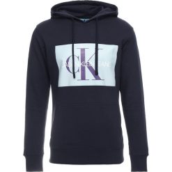 Calvin Klein Jeans MONOGRAM BOX LOGO HOODIE Bluza z kapturem blue. Niebieskie bluzy męskie rozpinane Calvin Klein Jeans, m, z bawełny, z kapturem. Za 459,00 zł.