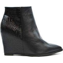 Botki w łuski (38). Czarne koturny damskie Inny, na jesień, ze skóry, eleganckie, bez obcasa, na koturnie, bez zapięcia. Za 199,00 zł.
