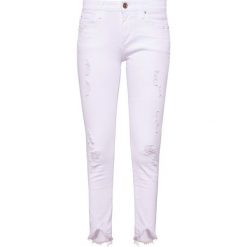 Jeansy damskie: True Religion HALLE DESTROYED Jeans Skinny Fit optic white