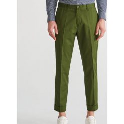 Bawełniane spodnie chino - Zielony. Zielone spodnie męskie marki Reserved, m, bez wzorów. Za 129,99 zł.