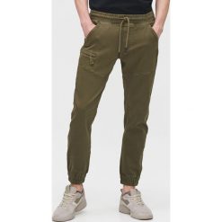 Joggery slim - Khaki. Brązowe spodnie męskie Cropp, m, bez wzorów. Za 129,99 zł.