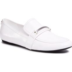Lordsy CALVIN KLEIN - Oracy E8885 White. Białe półbuty damskie Calvin Klein, na co dzień, z aplikacjami, ze skóry ekologicznej, bez obcasa, na obcasie, bez zapięcia. W wyprzedaży za 289,00 zł.