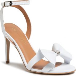 Sandały L37 - Summer Wine 1789 White. Białe klapki damskie L37, z aplikacjami, ze skóry, bez obcasa, na obcasie. W wyprzedaży za 379,00 zł.