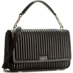 Torebka DKNY - Gansevoort R361080603 Black 001. Czarne torebki klasyczne damskie DKNY, bez wzorów, ze skóry, klasyczne, lakierowane, bez dodatków. W wyprzedaży za 679,00 zł.