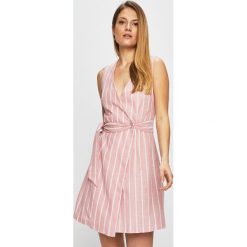 Glamorous - Sukienka. Różowe sukienki damskie Glamorous, na co dzień, s, bez wzorów, z bawełny, casualowe, bez kołnierzyka, bez rękawów, proste. Za 149,90 zł.