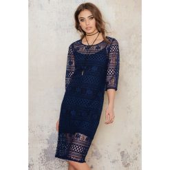 NA-KD Boho Koronkowa sukienka midi ze wstawką - Blue. Niebieskie sukienki damskie marki NA-KD Boho, w koronkowe wzory, z koronki, boho, z okrągłym kołnierzem, z krótkim rękawem, krótkie, midi. W wyprzedaży za 64,78 zł.