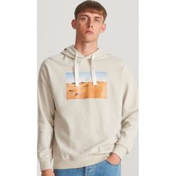 Bluza z nadrukiem - Jasny szary. Szare bluzy męskie Reserved, s, z nadrukiem, bez kołnierzyka, bez rękawów, bez kaptura. W wyprzedaży za 69,99 zł.