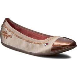 Baleriny TOMMY HILFIGER - Dana 2C FG56819714 Taupe/Copper 255. Brązowe baleriny damskie TOMMY HILFIGER, ze skóry ekologicznej. W wyprzedaży za 189,00 zł.