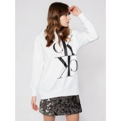 Bluza Calvin Klein Jeans J20J212983. Białe bluzy damskie Calvin Klein Jeans, xl, bez wzorów, z bawełny, bez rękawów, bez kaptura. W wyprzedaży za 309,00 zł.