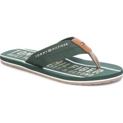 Japonki TOMMY HILFIGER - Smart Th Beach Sandal FM0FM01371 Jungle Green 300. Zielone japonki męskie TOMMY HILFIGER, bez wzorów, ze skóry. W wyprzedaży za 119,00 zł.