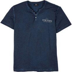 Shirt z dekoltem henley i efektem wytarcia, krótki rękaw bonprix ciemnoniebieski z nadrukiem. Niebieskie koszulki męskie bonprix, xxl, z nadrukiem, bez kołnierzyka, z krótkim rękawem, krótkie. Za 59,99 zł.