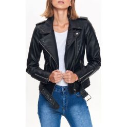 Ramoneska ze skóry ekologicznej. Czarne kurtki damskie Top Secret, na zimę, w paski, ze skóry ekologicznej, eleganckie, krótkie, bez kaptura. W wyprzedaży za 114,99 zł.