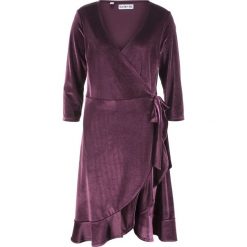 Sukienka aksamitna kopertowa z kolekcji Maite Kelly bonprix czarny bez. Fioletowe sukienki z falbanami bonprix, z kopertowym dekoltem, kopertowe. Za 124,99 zł.