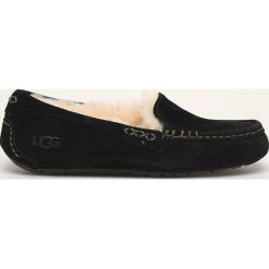 UGG - Mokasyny Ansley. Czarne mokasyny damskie Ugg, bez wzorów, z wełny, z okrągłym noskiem, bez obcasa, na obcasie, bez zapięcia. W wyprzedaży za 379,90 zł.