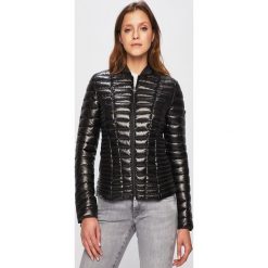 Guess Jeans - Kurtka. Czarne kurtki damskie Guess Jeans, s, z aplikacjami, z poliesteru, krótkie, bez kaptura. W wyprzedaży za 359,90 zł.