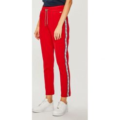 Tommy Jeans - Spodnie. Niebieskie spodnie damskie Tommy Jeans, s, z elastanu. W wyprzedaży za 239,90 zł.