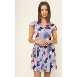 Sukienka codzienna Emporio Armani 3H2A85 2NXUZ F808. Fioletowe sukienki damskie Emporio Armani, na co dzień, bez wzorów, z poliesteru, bez kołnierzyka, bez rękawów, proste. W wyprzedaży za 739,00 zł.