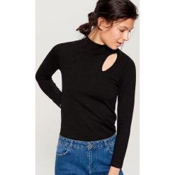 Sweter z ozdobnym wycięciem - Czarny. Czarne swetry klasyczne damskie marki Mohito, s. W wyprzedaży za 29,99 zł.