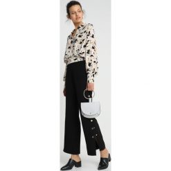 Selected Femme SFFLORI CROPPED Koszula sand dollar. Szare bluzki damskie marki Selected Femme, bez wzorów, z wiskozy, bez kołnierzyka, bez rękawów. Za 379,00 zł.