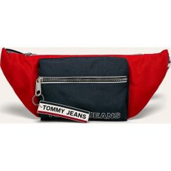 Tommy Jeans - Nerka. Czarne nerki damskie Tommy Jeans, w paski, z poliesteru, duże, z nadrukiem, bez dodatków. Za 269,90 zł.