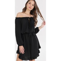 Czarna Sukienka Winaya. Czarne sukienki damskie Born2be, s, bez wzorów, bez kołnierzyka, bez rękawów, mini. Za 89,99 zł.