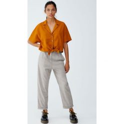 Spodnie tailoring z zakładkami. Szare spodnie damskie Pull&Bear. Za 99,90 zł.