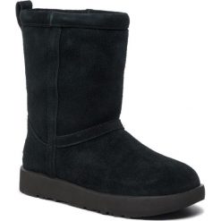 Buty UGG - W Classic Short Waterproof 1017508 W/Blk. Czarne kozaki damskie Ugg, ze skóry, bez obcasa, bez zapięcia. W wyprzedaży za 829,00 zł.