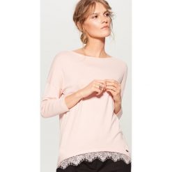 Sweter z koronkowym wykończeniem - Różowy. Czerwone swetry klasyczne damskie Mohito, l, z koronki. Za 69,99 zł.