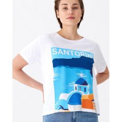 T-shirt z nadrukiem Santorini - Biały. Białe t-shirty damskie House, xl, z nadrukiem, bez kołnierzyka. W wyprzedaży za 9,99 zł.