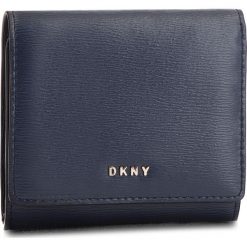 Mały Portfel Damski DKNY - Bryant Trifld Wallet R7413100 Navy NVY. Niebieskie portfele damskie DKNY, bez wzorów, ze skóry. W wyprzedaży za 279,00 zł.