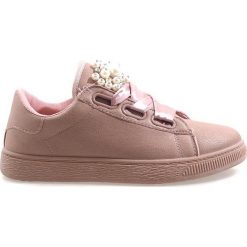 Różowe trampki z kokardkami pink Pearl. Różowe trampki i tenisówki damskie ButyModne, z aplikacjami, bez zapięcia. Za 66,50 zł.