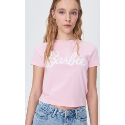 Koszulka Barbie - Różowy. Różowe koszulki damskie Sinsay, s, bez wzorów, bez kołnierzyka. Za 29,99 zł.