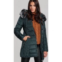 Ciemnozielona Kurtka Armadale. Zielone kurtki damskie Renee, na zimę, xl, bez wzorów, z futra, eleganckie, długie, bez kaptura. Za 229,99 zł.