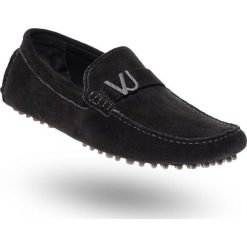 Czarne zamszowe mokasyny męskie. Czarne mokasyny męskie Versace Jeans, z zamszu, eleganckie. W wyprzedaży za 356,95 zł.