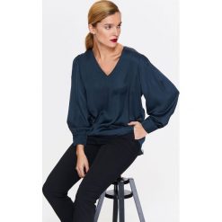 Bluzka długi rękaw. Bluzki damskie Top Secret, bez wzorów, z satyny, eleganckie, z dekoltem w serek, z długim rękawem. W wyprzedaży za 49,99 zł.