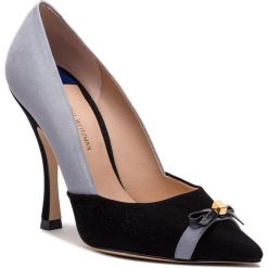 Szpilki STUART WEITZMAN - Winn 105 YL96072 Black Istanbul. Szare półbuty damskie marki Stuart Weitzman, z aplikacjami, ze skóry, ze szpiczastym noskiem, bez obcasa, na obcasie, bez zapięcia. W wyprzedaży za 1019,00 zł.