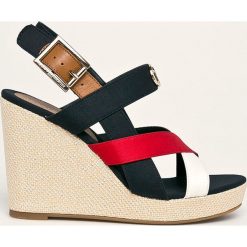 Tommy Hilfiger - Sandały. Niebieskie koturny damskie TOMMY HILFIGER, bez wzorów, ze skóry, bez obcasa, na obcasie. W wyprzedaży za 359,90 zł.